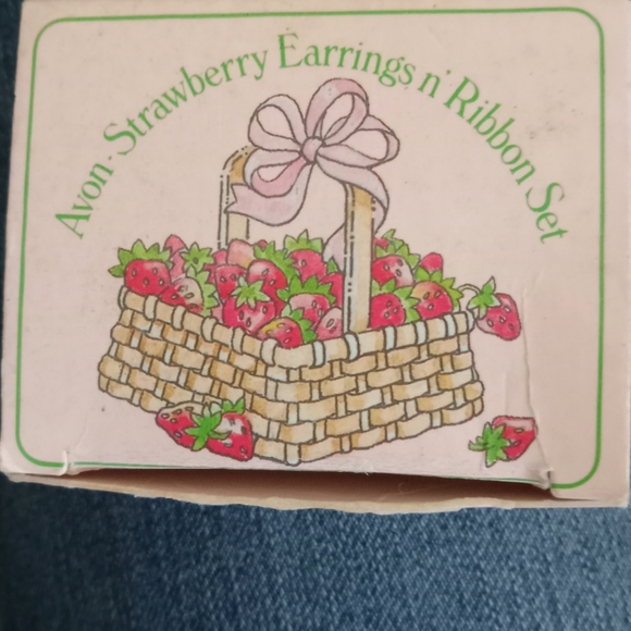 Avon 1984Vintage strawberry Gift set studs pierced WITH ribbon - Picture 5 of 7